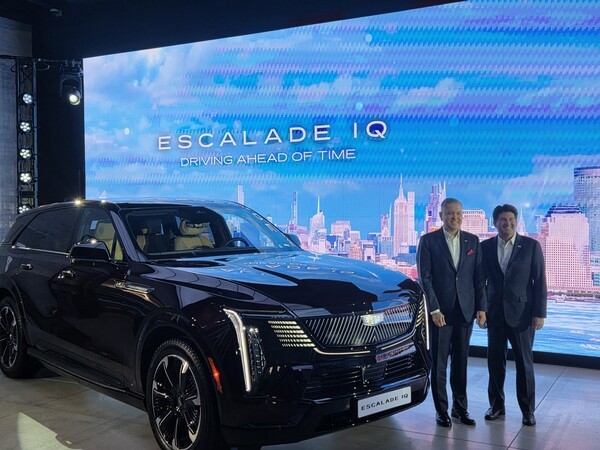 (좌측부터)헥터 비자레알 GM한국사업장 사장 겸 대표이사(CEO)와 존 로스 글로벌 캐딜락 부사장 [출처=박성호 기자]