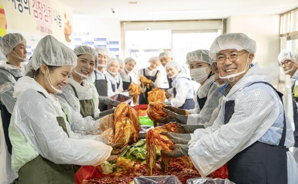 3사 임직원들이 김장김치를 담그고 있는 모습.[출처=진에어]