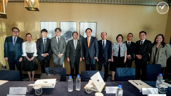 DL이앤씨) 필리핀 대통령 면담 사진.(왼쪽 다섯 번째부터) 페르디난드 마르코스 주니어 필리핀 대통령, 박상신 DL이앤씨 대표, 유재호 DL이앤씨 플랜트사업본부장, 버나뎃 테레세 페르난데스(Bernadette Therese C. Fernandez) 주한 필리핀 대사.[출처=DL이앤씨]