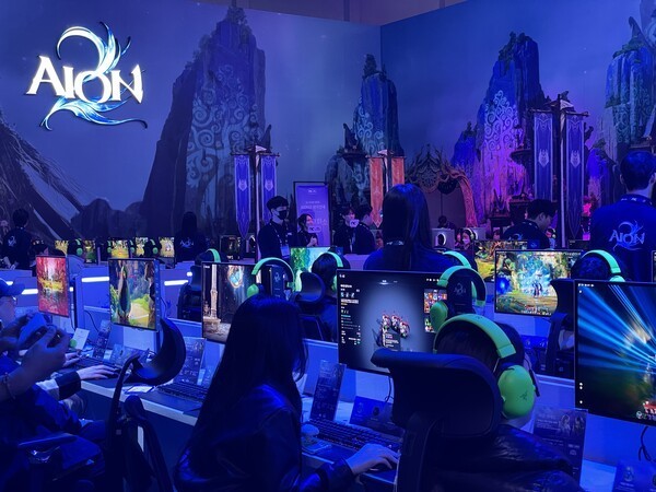 지난 13일부터 16일까지 부산 벡스코에서 열린 국내 최대 게임쇼 '지스타 2025'의 엔씨소프트 부스에 마련된 '아이온2' 시연존에서 관람객들이 아이온2를 플레이하고 있다. [출처=이경은 기자]