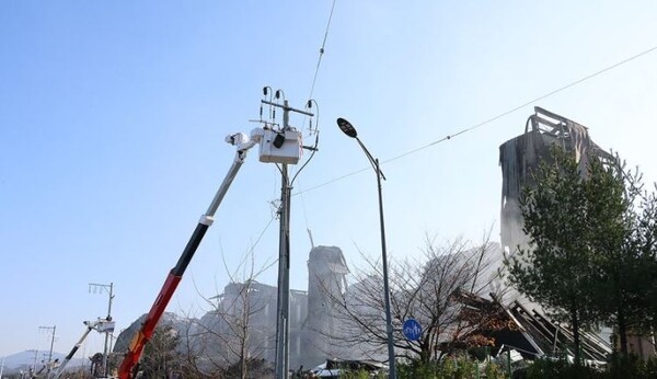이랜드패션 물류센터 화재로 망가진 전선 복구 작업 [출처=연합]