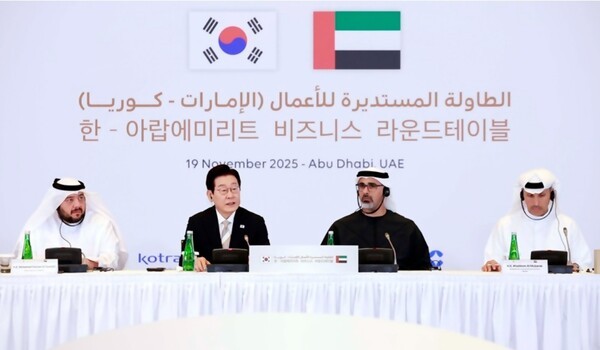 아랍에미리트(UAE)를 국빈 방문 중인 이재명 대통령이 19일(현지시간) 아부다비의 한 호텔에서 열린 한-UAE 비즈니스 라운드테이블에서 발언하고 있다. [출처=연합]