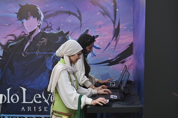 지난 15일부터 16일 양일간 두바이에서 열린 K-엑스포의 넷마블 부스에서 관람객들이 ‘나 혼자만 레벨업: 어라이즈 오버드라이브’를 시연하고 있다. [출처=넷마블]