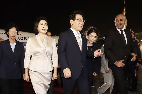 카이로 공항 나서는 이재명 대통령.[출처=연합]