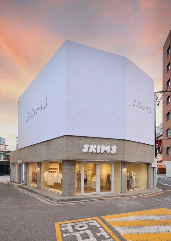 한섬이 글로벌 셀럽 '킴 카다시안'이 운영하는 유명 브랜드 '스킴스'를 국내 패션업계 처음으로 선보인다. [출처=한섬]