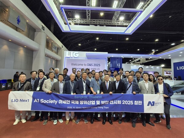 태국 방콕에서 열린 국제 방산전시회 ‘D&S 2025'에서 LIG넥스원, 협력회사 대표단 등이 단체기념 촬영을 하고 있다.[출처=LIG넥스원]