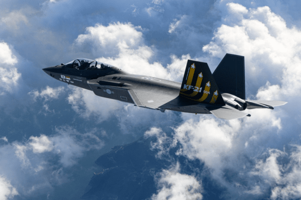 비행중인 KF-21 복좌형 4호기.[출처=KAI]