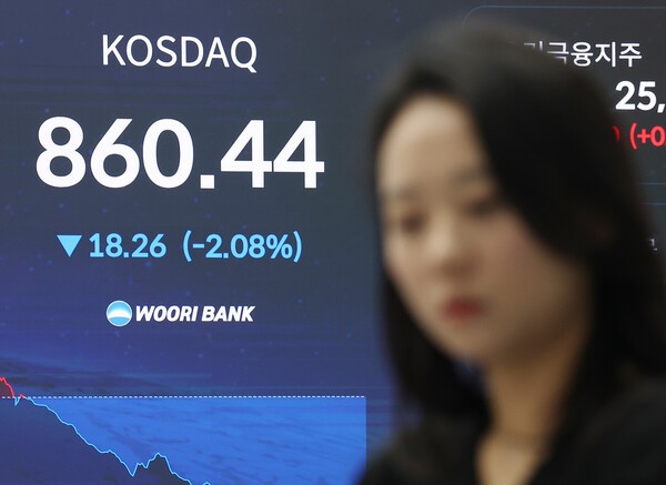 지난 19일 서울 중구 우리은행 본점 딜링룸 현황판에 코스닥 지수가 표시돼 있다.[출처= 연합]