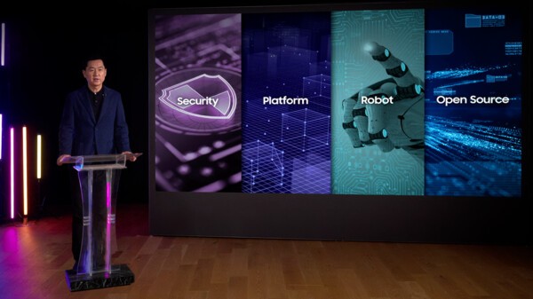 20일 진행된 '삼성 테크 콘퍼런스 2025'에서 전경훈 삼성전자 DX부문 최고기술책임자(CTO) 겸 삼성리서치장(사장)이 환영사를 하고 있다. [출처=삼성전자]