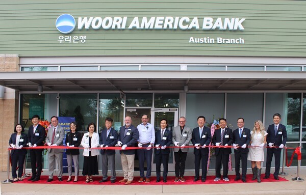 류형진 우리은행 글로벌그룹장(왼쪽 9번째), 이태훈 우리아메리카은행 법인장(왼쪽 13번째), 마크듀발(Mark Duval) 오스틴 아시안상공회의소 CEO(왼쪽 10번째), 에릭보이스(Eric Boyce) 시더파크 시의원(왼쪽 7번째), 데이브 포터(Dave Porter) 윌리암슨카운티 경제개발청 이사(왼쪽 8번째), 이옥희 오스틴 한인회장(왼쪽 5번째), 지은현 코리아텍사스포럼 대표(왼쪽 4번째)와 관계자들이 기념촬영을 하고 있다. [출처=우리은행]