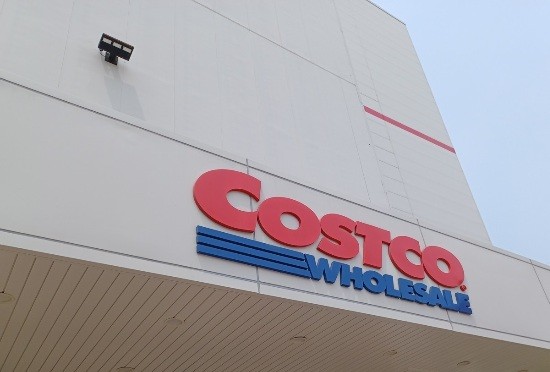 미국계 창고형 할인점 코스트코가 국내 시장에서 외형을 빠르게 확대하는 가운데, 한국 법인의 순이익을 웃도는 배당금을 본사로 송금한 것으로 드러나며 ‘과도한 역송금’ 논란이 커지고 있다. [출처=연합뉴스]