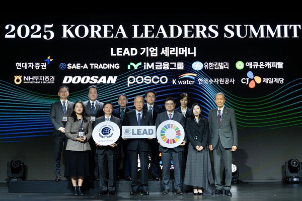 20일 오전 그랜드 하얏트 서울에서 열린 ‘2025 Korea Leaders Summit’에서 임철순(두번째줄 왼쪽에서 네번째) ESG본부 본부장이 UNGC 한국협회 반기문(앞줄 왼쪽 세번째) 명예회장과 수상자들과 리드그룹 선정 후 기념 촬영하고 있다. [출처=NH투자증권]