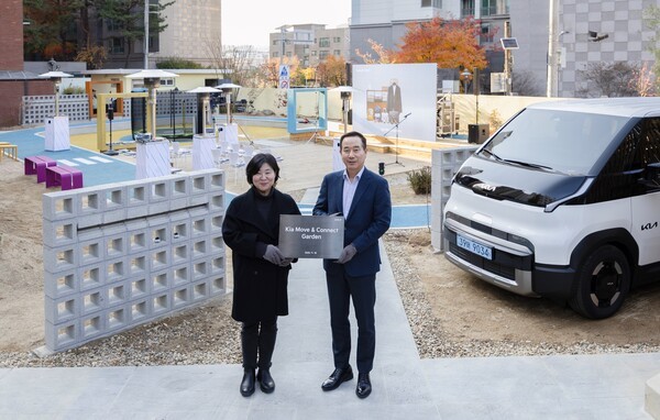 기아 국내사업본부장 정원정 부사장(오른쪽)과 꿈나무마을 파란꿈터 허경아 원장이 'Move & Connect' 행사 기념 촬영을 하는 모습 [출처=기아]