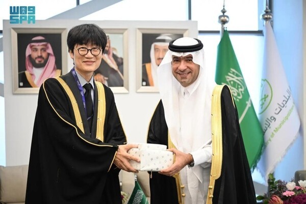 이해진 네이버 의장(왼쪽)이 지난 18일 사우디아라비아 리야드에서 열린 '시티스케이프 국제 엑스포' 현장에서 마지드 알호가일 사우디 자치행정주택부 장관과 만나 선물을 주고 받고 있다. [출처=연합]