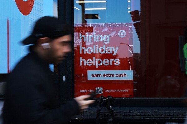 뉴욕시 맨해튼의 한 상점 창문에 채용 안내판이 걸려 있다. [출처=연합뉴스]