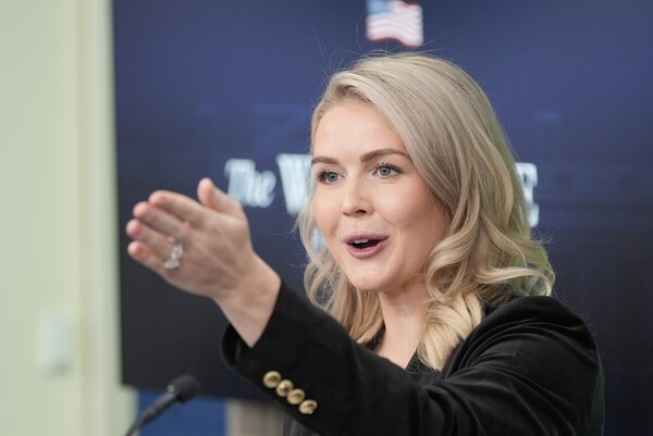 백악관 대변인 캐롤라인 리빗이 20일 목요일 워싱턴 백악관 제임스 브래디 기자 브리핑룸에서 기자들과 대화하고 있다. [출처=연합뉴스]