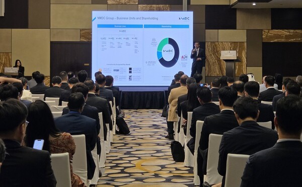 비즈니스 포럼에서 라자쿠마르 라마찬드란 UAE 아부다비 국영해상준설기업(NMDC) 디렉터가 주요 에너지 프로젝트를 소개하고 있다. [출처=코트라]