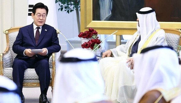 18일(현지시간) 아랍에미리트를 국빈 방문한 이재명 대통령이 아부다비 대통령궁에서 무함마드 빈 자이드 알 나흐얀 UAE 대통령과 회담을 하고 있다.[출처=연합]