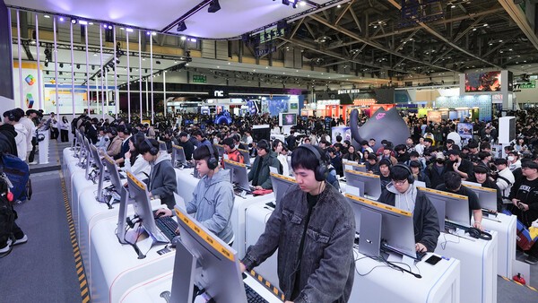 지난 13일부터 16일까지 부산 벡스코에서 열린 국내 최대 게임쇼 '지스타 2025'의 넷마블 부스에서 관람객들이게임을 플레이하고 있다. [출처=넷마블]