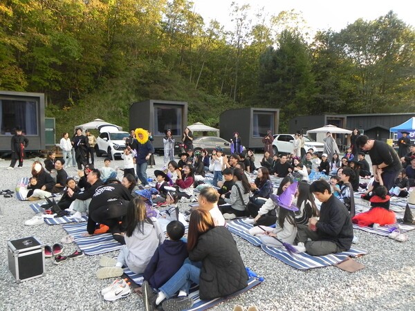 LIG넥스원 임직원 가족들이 가을캠핑에 참여하고 있다.[출처=LIG넥스원]