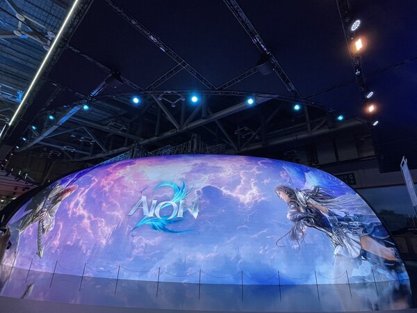 지난 13일부터 16일까지 부산 벡스코에서 열린 국내 최대 게임쇼 '지스타 2025'의 엔씨소프트 부스에 '아이온2' 이미지 영상이 송출되고 있다. [출처=이경은 기자]