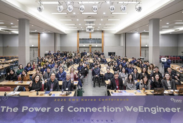 2025 SWE 코리아 컨퍼런스에서 단체사진을 촬영하고 있는 참석자들의 모습 [출처=GM]