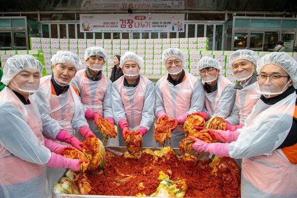 호반그룹이 지난 20일 서초구청 광장에서 서초구와 함께 ‘2025 사랑의 김장 나누기’ 봉사활동을 진행했다. (왼쪽 두번째)문갑 호반건설 경영부문대표.[출처=호반건설]