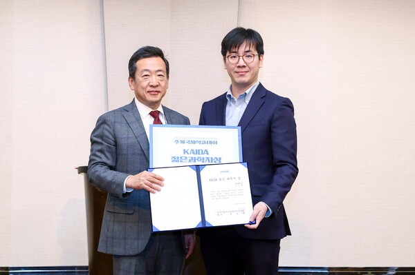 한국수입자동차협회(KAIDA)가 20일 쉐라톤 그랜드 인천 호텔 3층 그랜드볼룸에서 열린 ’2025 한국자동차안전학회(KASA) 추계학술대회’에서 ’제6회 KAIDA 젊은 과학자상’ 시상식을 진행했다.(좌) KAIDA 정윤영 부회장 (우) 수상자 가천대학교 기계공학부 이기범 부교수 [출처=한국수입자동차협회]