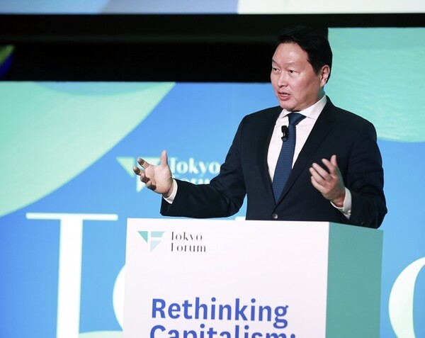 최태원 SK회장이 21일 일본 도쿄대 야스다 강당에서 개최된 '도쿄포럼2025'에서 개회사를 진행하고 있다. [출처=SK그룹]