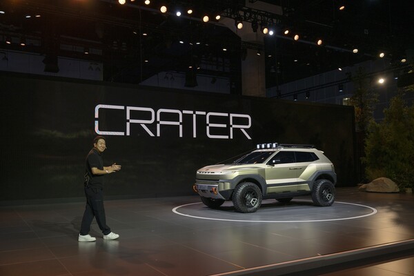 현대제네시스글로벌디자인담당 이상엽 부사장이 ‘크레이터’를 소개하는 모습 [출처=현대자동차]