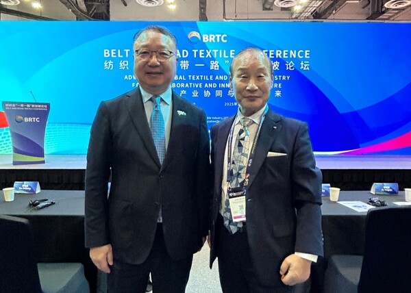 쑨 뤠이저 중국방직공업연합회(CNTAC) 회장과 최병오 한국섬유산업연합회 회장(우). [출처=한국섬유산업연합회]