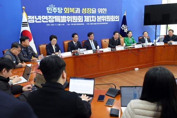 22일 관가에 따르면 정년 연장 논의는 최근 10여년 새 급격한 고령화와 인구 감소로 생산가능인구(15~60세) 규모가 빠르게 줄어들면서 저성장 극복과 잠재 성장력 확대를 위한 사회적 과제로 부상했다. [출처=연합]