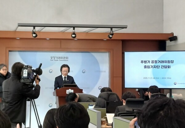 주병기 공정거래위원장은 21일 기자간담회에서 "일감몰아주기 관련해 지속적으로 감시체계를 시스템화하고 데이터 분석 등을 하고 있다"며 "현행 법률을 운용하는 방식을 개선해 과징금을 더 강화해야 한다고 생각한다"고 말했다. [출처=ebn 김지성 기자]