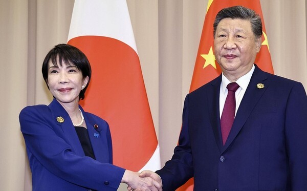 시진핑 중국 국가주석과 다카이치 사나에 일본 총리가 31일 경주에서 열린 중일 정상회담에 앞서 악수하고 있다. [출처=연합]