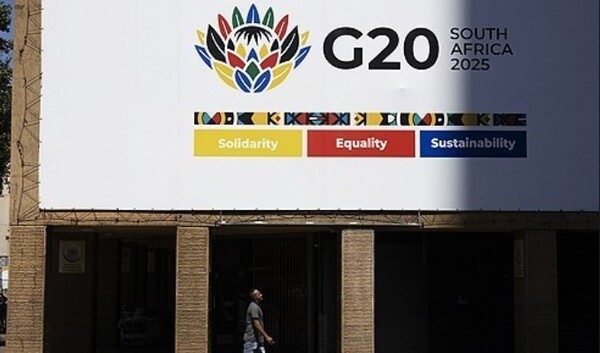 남아프리카공화국 요하네스버그 시내의 G20 정상회의를 알리는 간판 아래 한 보행자가 지나가고 있다. [출처=연합]