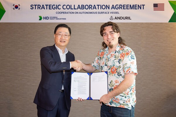 서울 중구 웨스틴 조선호텔에서 HD현대중공업 주원호 사장(사진 왼쪽)과 안두릴 팔머 럭키 공동 설립자가 ASV 설계 및 건조계약을 체결했다. [출처= HD현대]