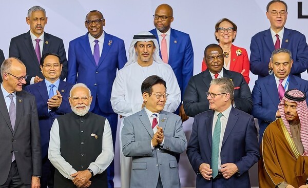 남아프리카공화국을 방문 중인 이재명 대통령은 22일(현지시간) 나스렉 엑스포센터에서 열린 G20 정상회의에서 전 세계적 경제위기 해결을 위한 구체적 방안을 제시했다고 대통령실이 밝혔다. 이 대통령은 제1세션에서 복합적 경제위기 상황의 격차와 불균형 심화에 대한 우려를 표명하고 이를 완화하기 위한 세 가지 해법을 제안했다. [출처=연합]