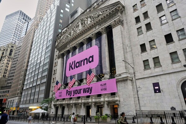 뉴욕 증권거래소 외관에 스웨덴의 클라르나(Klarna)의 간판이 걸려 있다. [출처=연합뉴스]
