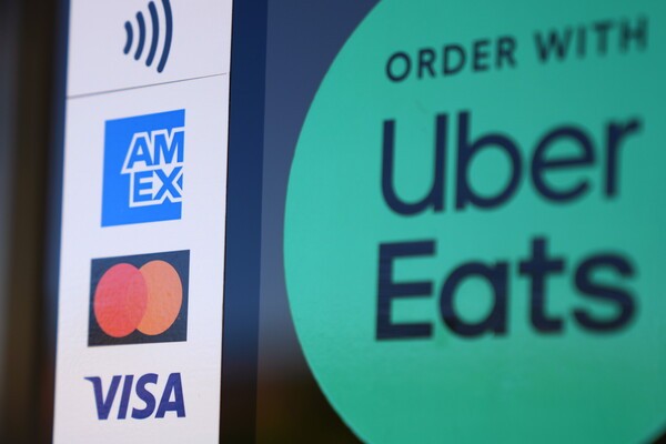 캘리포니아주 로스앤젤레스의 한 소매점에 비자와 마스터카드 로고가 진열되어 있다. [출처=연합뉴스]