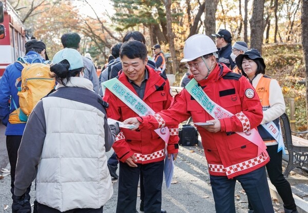 진교훈 서울 강서구청장이 지난 21일 우장산에서 유관기관 합동 산불진압훈련을 하고 있다. [출처=강서구]