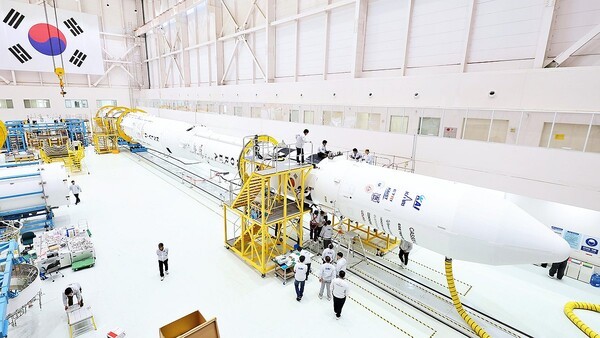 고흥 나로우주센터 조립동에서 지난 19일 연구진들이 누리호 4차 발사 총조립을 수행하고 있다. [출처=한국항공우주연구원]