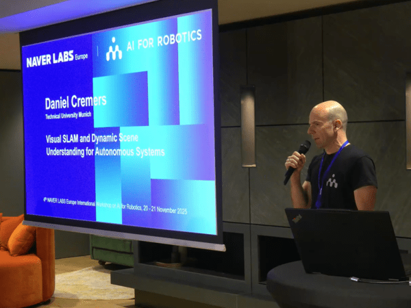 발표 진행 중인 네이버랩스 유럽의 마틴 휴멘버거 연구소장. [출처=네이버]