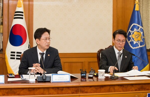 제1회 과학기술관계장관회의에 참석한 김민석 국무총리(사진 오른쪽)와 배경훈 부총리 겸 과학기술정보통신부 장관(사진 왼쪽) [출처=과학기술정보통신부]