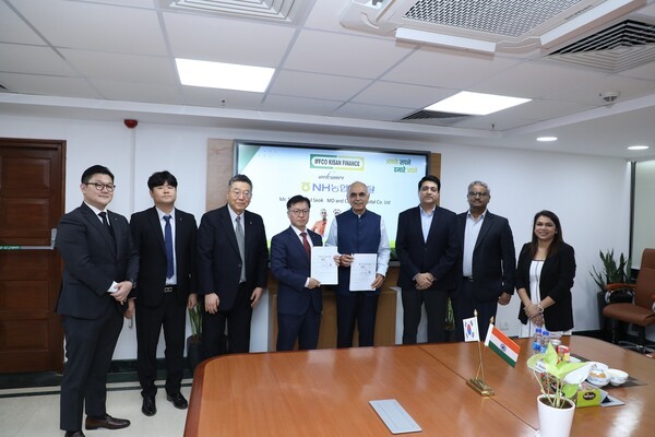 석승열 NH농협캐피탈 상무(왼쪽에서 네 번째)와 Ranjan Sharma IKFL 대표이사(왼쪽에서 다섯 번째)가 현지 면담을 마친 뒤, 기념촬영을 하고 있다. [출처=NH농협캐피탈]