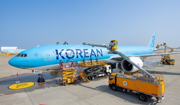 대한항공 정비 격납고 앞에서 보잉777-300ER 항공기 세척을 실시하고 있는 모습.[출처=대한항공]