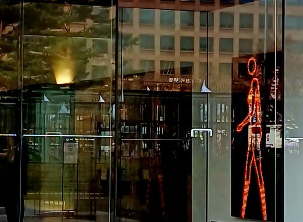 서울에 거주하는 30대 무주택 가구가 역대 최대 규모를 기록하며 청년층의 주거 불안정이 심화되고 있다. 혼인 지연과 1인가구 증가, 집값 급등, 강화된 대출 규제가 복합적으로 작용한 결과로 분석된다. [출처=이비엔]