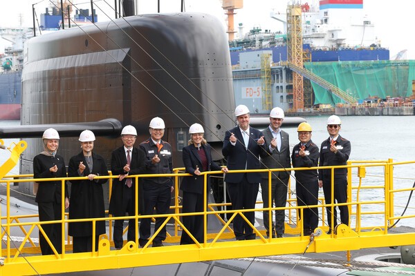 24일 멜라니 졸리 캐나다 산업부 장관(가운데)이 김희철 한화오션 대표이사(왼쪽에서 네 번째), 강환석 방위사업청 차장(왼쪽에서 세 번째) 등과 함께 한화오션이 건조한 잠수함인 장영실함을 배경으로 단체사진을 찍고 있다. [출처= 한화오션]