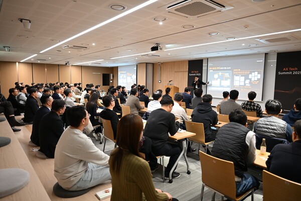 코스콤 AX추진실 이정훈 실장이 21일 서울 여의도 본사에서 열린 ‘AX Tech Summit 2025’ 행사에서 발표를 진행하고 있다. [출처= 코스콤]