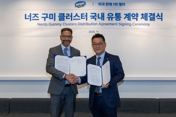 (좌)페라라 캔디 컴퍼니(Ferrara Candy Company)의 Guillaume Simon 해외사업총괄(Chief International Officer)과 (우)매일유업 곽정우 대표이사가 체결식 기념 사진을 촬영하고 있다. [출처=매일유업]