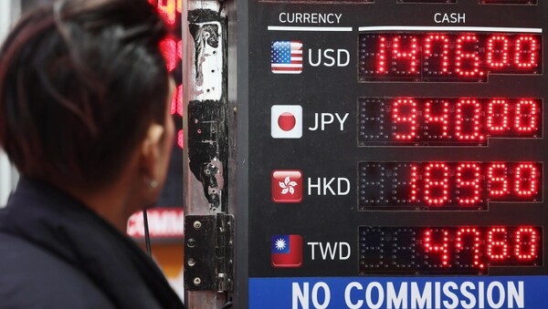 원달러 환율이 1.5원 오른 1477.1원으로 마감한 24일 서울 중구 명동의 사설 환전소에서 외국인 관광객들이 환전하고 있다 [출처=연합]